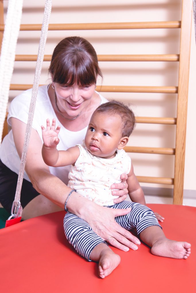 Physiotherapie Eckental Behandlung Kind Gleichgewicht Schaukelbrett